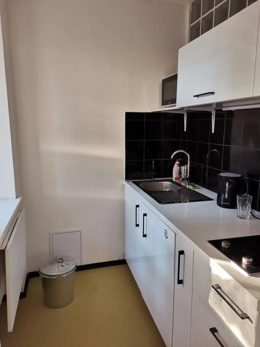 Cozy Studio In The City Centre Near Train Station บราติสลาวา ภายนอก รูปภาพ