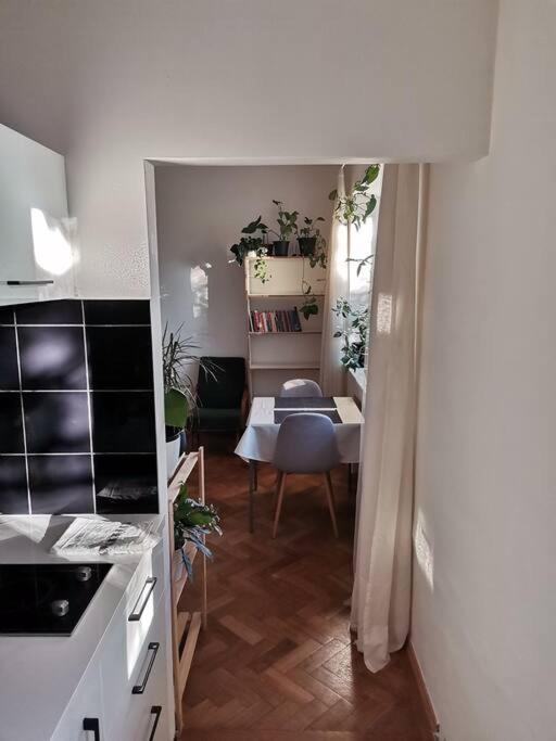 Cozy Studio In The City Centre Near Train Station บราติสลาวา ภายนอก รูปภาพ
